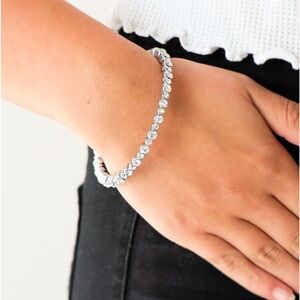 ❤️ NWT! Paparazzi Seven Figure Fabulous Silver Bangle Bracelet